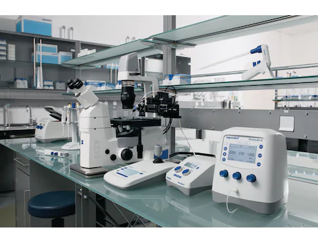 Eppendorf_Cell-Technology_FemtoJet-4_product-lab-scene